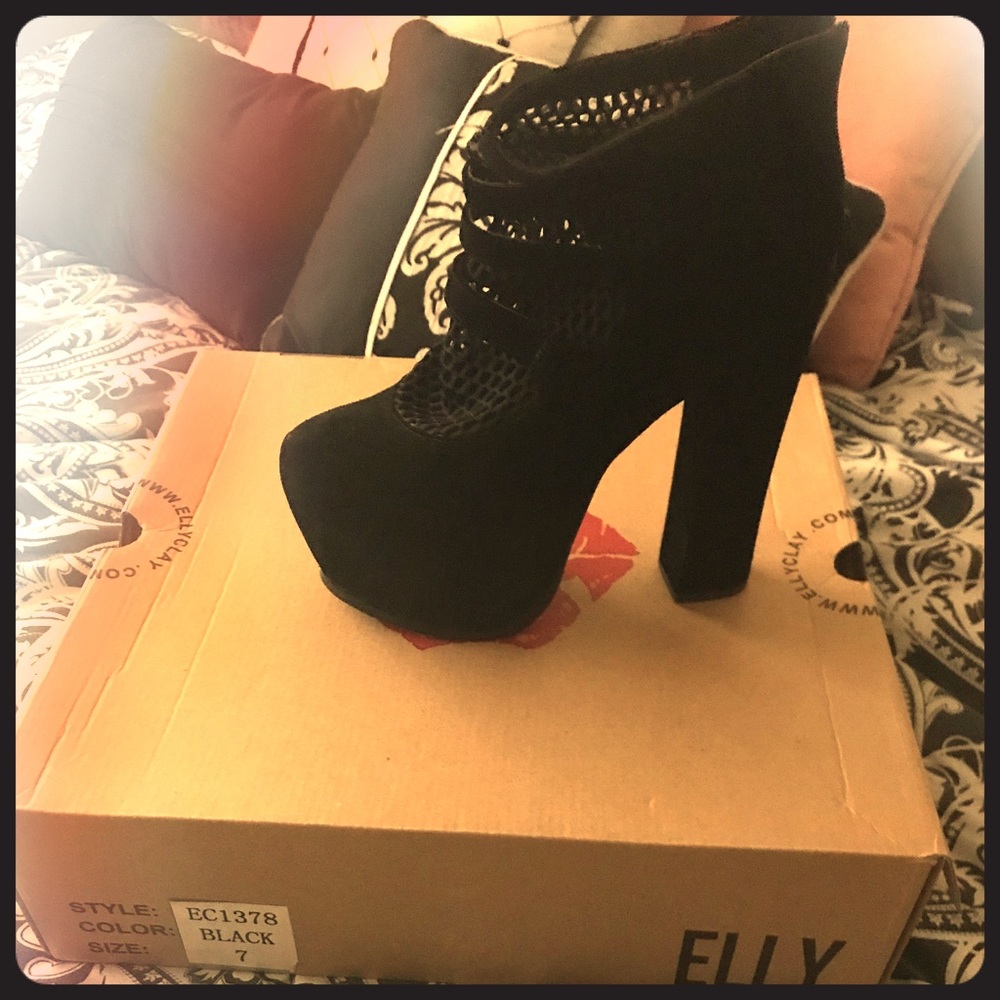 Black platform boots/booties
